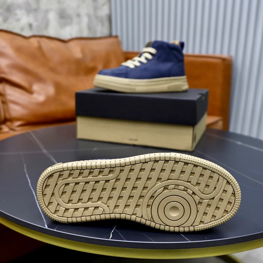 Ex-factory price: 640💰Thick wool imported from Australia Brand: UGG genuine purchasing agent Size: 38-44 Grade: Official website 1:1 Material: First layer of genuine leather waterproof and antifreeze upper Real wool lining Original non-slip soft wear-resistant outsole Style category: Men's casual shoes Trendy style Comfortable on the feet Color: Official website color synchronization
